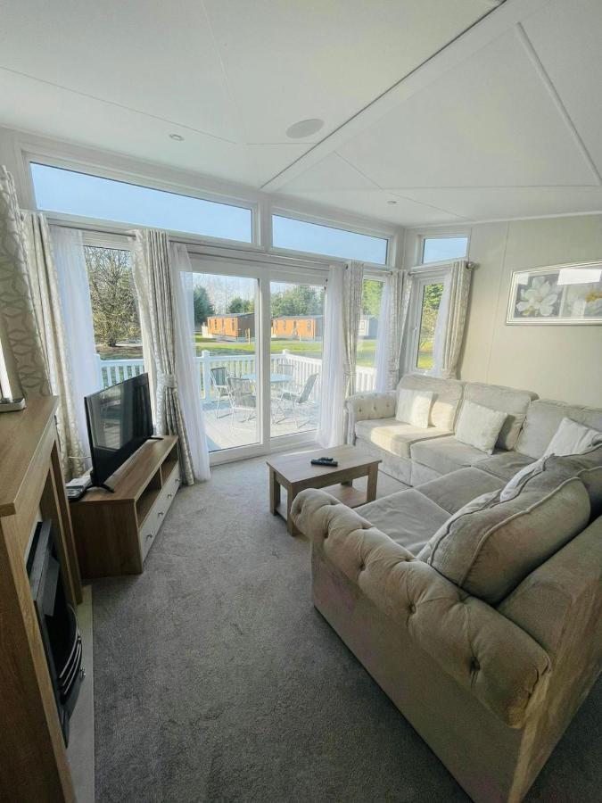 Brians Lodge With Hot Tub Pocklington Exteriör bild